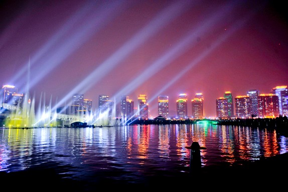 郑州如意湖夜景 多led灯源照射