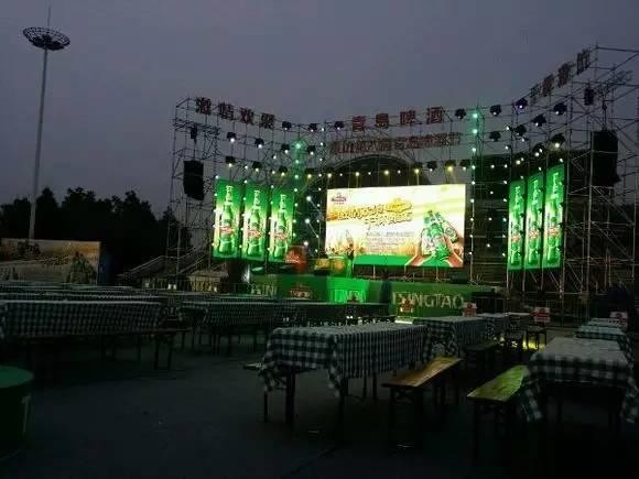 led租赁屏倒塌前现场图片