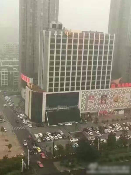 网传led屏事故现场远景照