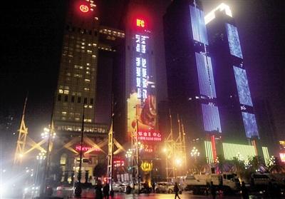 昨晚8点，南滨路上LED大屏“宏哥我要嫁你”。