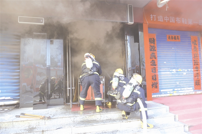 火灾原因怀疑是该店铺牌匾LED屏短路所致
