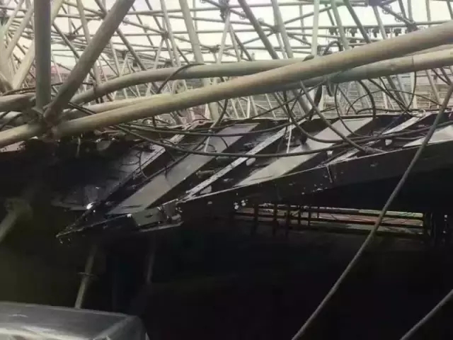 led舞台屏倒塌现场画面二