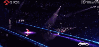 舞者配合VR舞美演绎