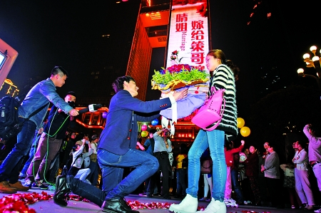 小伙租2000平米LED屏求婚 羡煞周边小女生